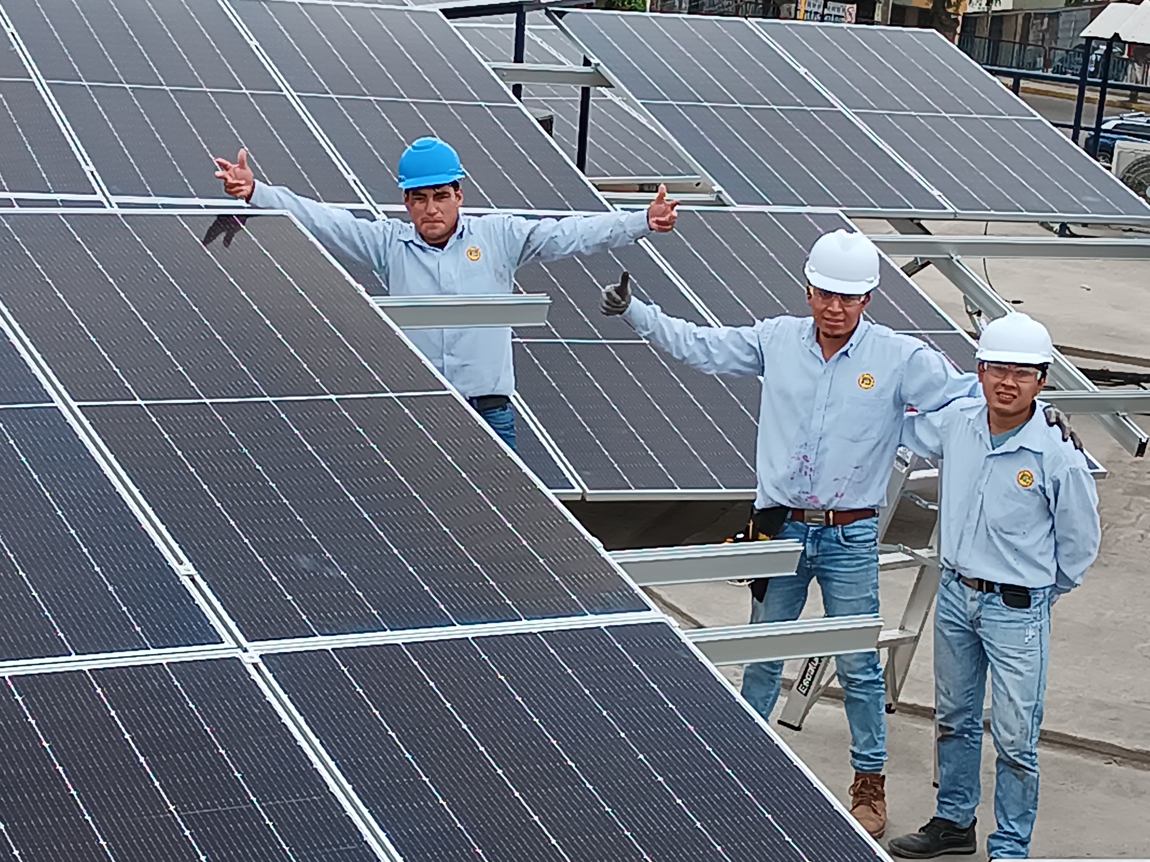 Equipo técnico con paneles instalados